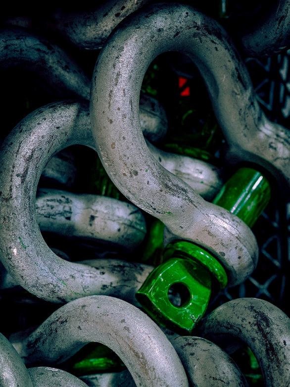 🔩 ¿Qué es un grillete y por qué es tan importante en el izaje? No es solo una pieza más. El grillete conecta todo: eslingas, cables, ganchos… y su resistencia es clave para una maniobra segura. Cada marca grabada en él te habla: de su fabricante, su límite de carga, su tamaño y hasta de cómo debe usarse. 👉 Si uno falla, todo puede fallar. 📍En Codima te capacitamos para que sepas elegir, revisar y usar cada componente del izaje como un profesional. ¿Ya conocías todas sus partes? 🔗 Grilletes certificados, capacitación técnica y soluciones de izaje confiables: eso es Codima. #IzajeSeguro #Grilletes #SeguridadIndustrial #CargaPesada #Codima #ManiobrasDeIzaje #CapacitaciónIndustrial #IndustriaSegura #TrabajoSeguro #LevanteDeCarga #Eslingas #CablesDeAcero #Eslingas  #construccion  #izaje 