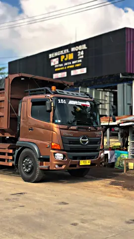 🤩🤪#kdp151 #fypage #cinematic #tronton #hino500 #fm280jd #euro4 #artissumedang🤘🏻 #pasirbalap🏁 #pasukanbuayadarat🐊🐊 #kdptranspoter #materialcarier #kordonputrasinergi#leadistruckindonesia #questory 