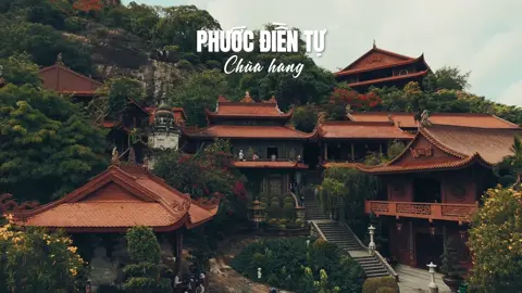 Ngôi chùa này còn có tên là chùa Hang bởi lối xây dựng nửa lưng chừng núi nửa sâu vào trong hang. Và tại hang này cũng có huyền tích về Sư cô đầu tiên đã đến đây dựng am trong hang để ẩn tu, sống cùng 1 cặp rắn to vì nghe kinh kệ lâu ngày mà lành tính. Phước Điền Tự là một địa điểm du lịch tâm linh của Châu Đốc, An Giang rất đông khách thập phương đến tham quan và chiêm bái bởi nét cổ kính, khung cảnh hùng vĩ của đồng ruộng thẳng tắp cùng những huyền tích li kì. #chuahangchaudoc #phướcđiềntự #diaphuongchi #dulichtamlinh