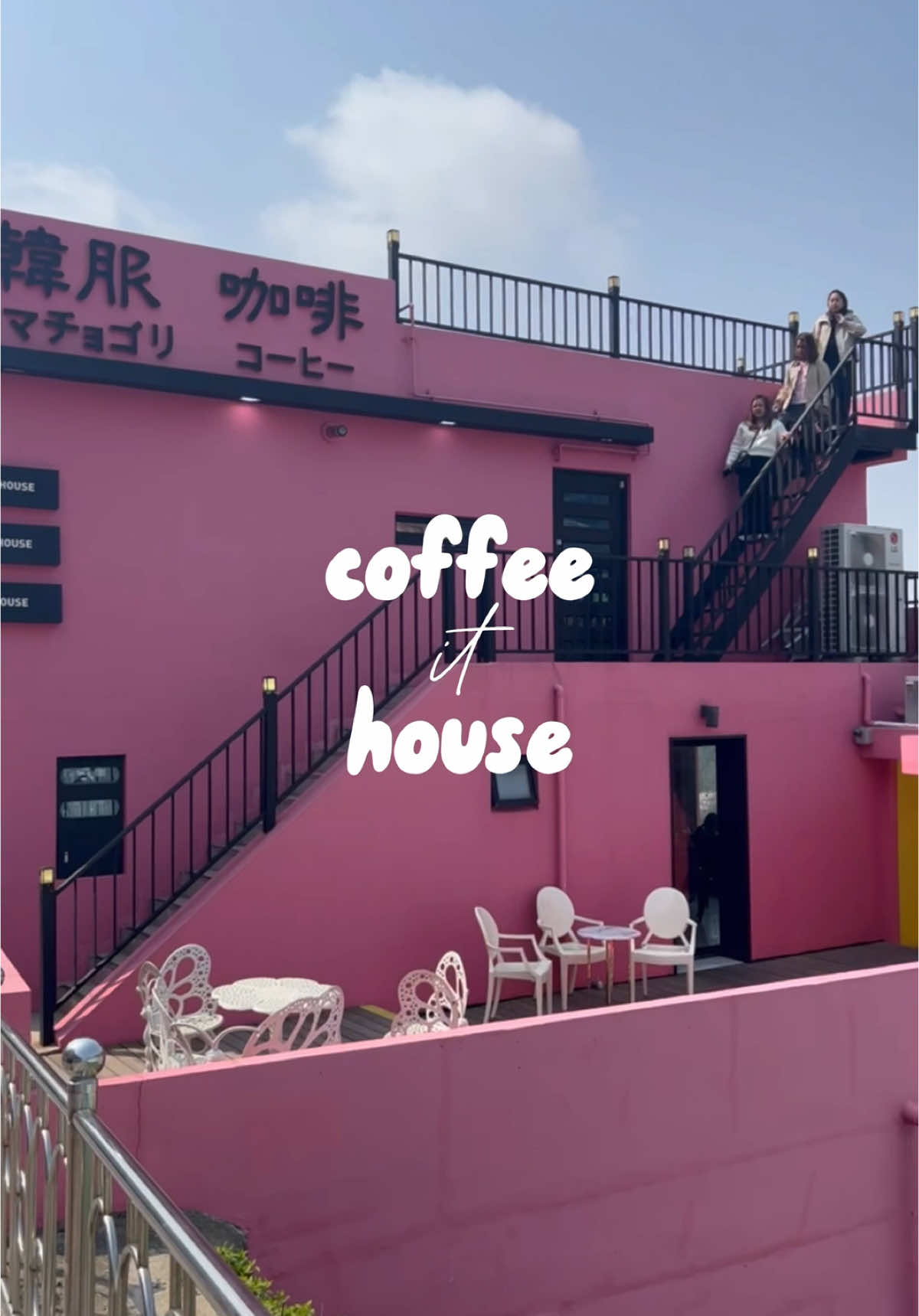 the best cafe in gamcheon culture village to refuel and relax in preparation for those 20k steps 🙂‍↕️ location: coffee it house #busan #gamcheonculturevillage #coffeeithouse #busancafe #southkorea #korea #koreatrip 