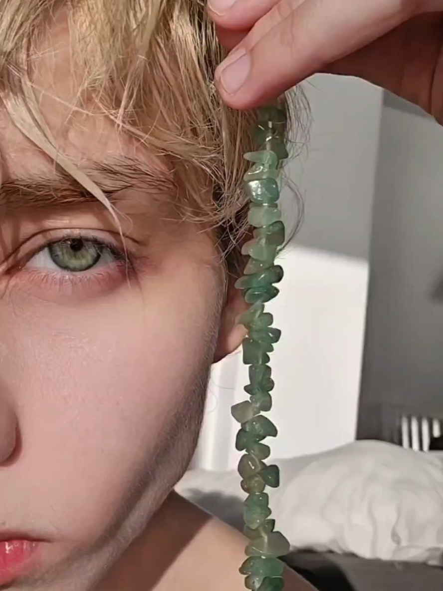 Por fin hice el trend de las pulseras del color de nuestros ojos con mi esposo. 🫶🏻 El final no podía faltar. 🤭  Estamos en IG como: @doomi.jpg #pareja #matrimonio #novios #novios #boyslove #mlm #bodalgbt #lgbtromance #couple #lgbtboys #eyes #greeneyes #eyestrend