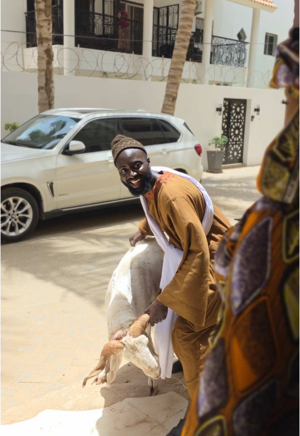 Yénako done lathie eskina !!! Jusqu’au 03 juin, jouez et tentez de gagner plusieurs moutons de Tabaski. Pour jouer c’est simple :  - Être abonné à toutes nos pages  - Aimez et partagez la publication en story​ - Identifiez 05 amis en commentaire ​ Tirage au sort parmi tous les participants ayant respecté les conditions le 03 juin. Ak SENICO dall Tabaski bi dey geuneu neex 💁🏾‍♀️!!!! #SENICO #LaQualiteGarantie #tabaski #Aid #kadi #tabaski2025