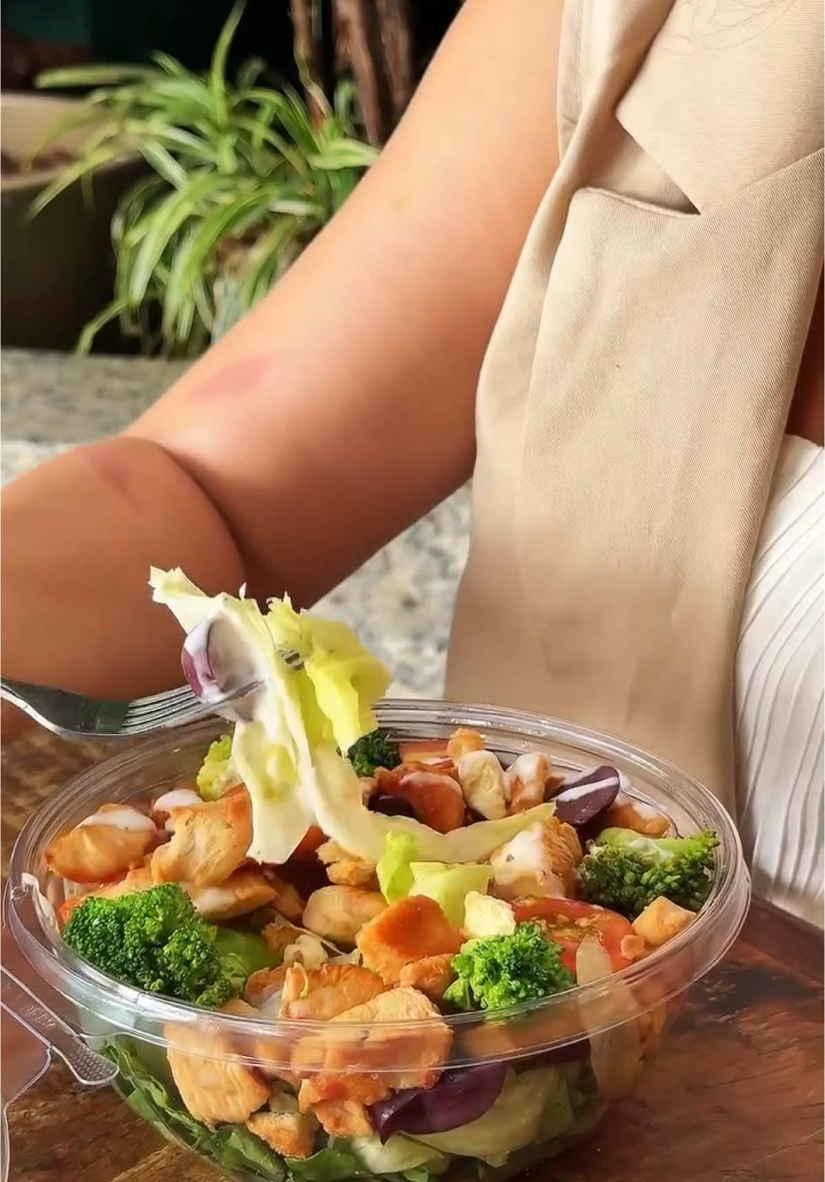 Saladas deliciosas e variadas para manter a dieta de forma leve, saudável e muito saborosa! 💚🥗 Com ingredientes sempre frescos e naturais, você pode fazer combinações incríveis! 🥗 Estamos esperando o seu pedido! 🛵 Faça seu pedido pelo iFood ou WhatsApp! CUMBUCO SALADERIA 🥗 Delivery de Saladas Incríveis  📍 Águas Claras | Lago Sul | Asa Norte #Saladabrasilia #gastronomiabrasilia #restaurantesembrasilia #restaurantesbsb #ondecomerembrasilia #ondecomerbsb #comerbembrasilia #Saladaembrasilia #brasilia #brasiliadf #deliveryembsb #deliverybrasilia #saladadeliverybsb