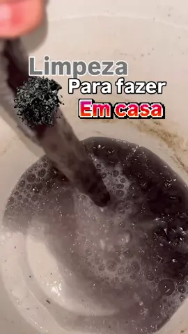 ⚠️ Sua lavadora tá com cheiro ruim, roupas saindo sujas ou até com manchas? Isso é sinal claro de que a limpeza da máquina tá precisando ser feita! E o melhor… você mesmo pode resolver aí na sua casa, de forma simples e rápida. Aqui na assistência técnica SR. Siqueira, sempre orientamos nossos clientes sobre a importância da limpeza da máquina para evitar problemas maiores. Máquina suja gasta mais energia, desgasta as peças e ainda prejudica suas roupas! Se você quer aprender como fazer a limpeza da máquina de forma correta, segura e sem erro, dá o play nesse vídeo e segue nossas dicas! E se o problema for mais sério, chama o SR. Siqueira, que a gente resolve na hora! 🔧 #DicasDeLavadora #SRsiqueira #vidadetécnico 