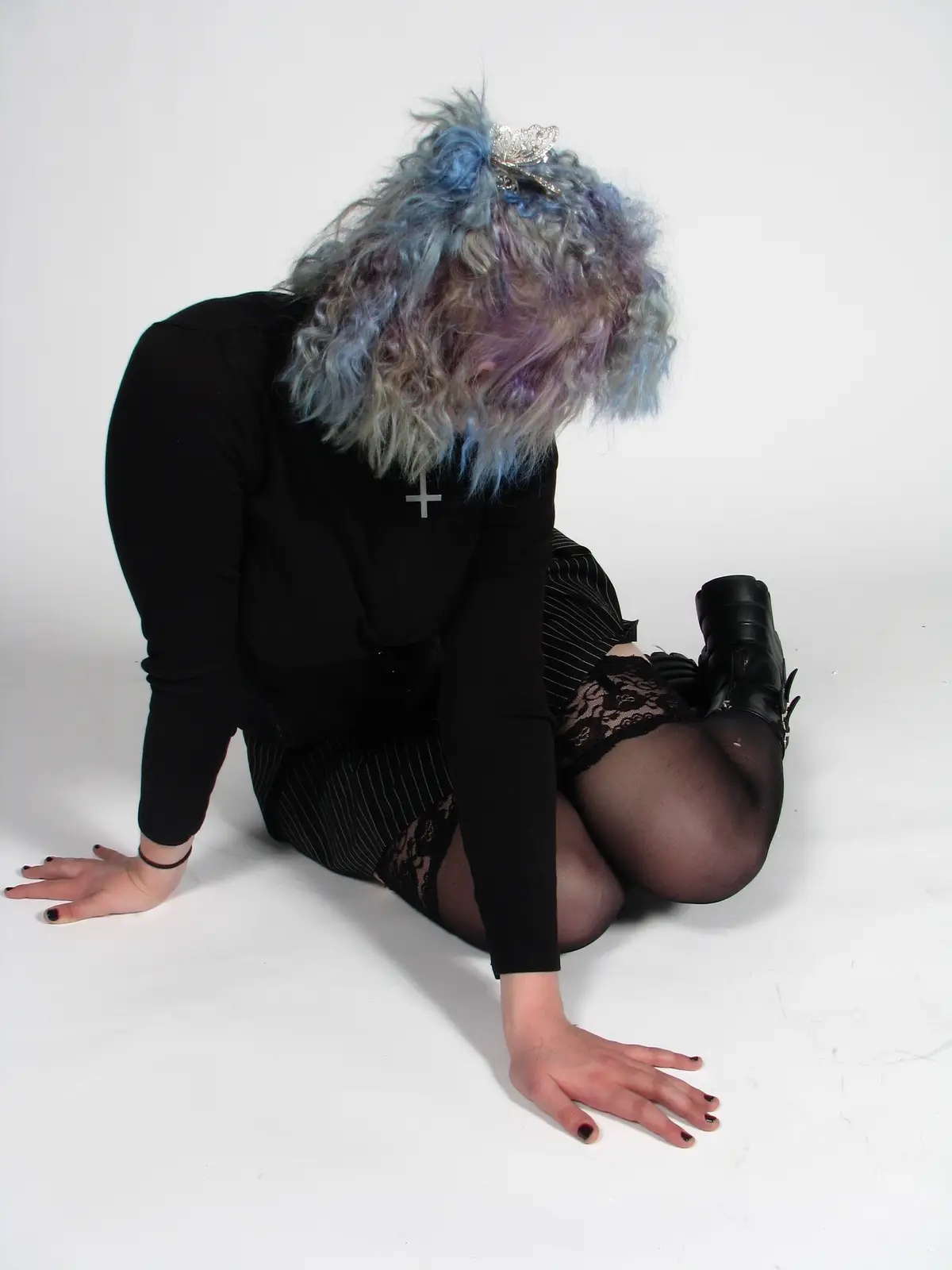 !fake body! #goth #gothgirl #gothic #photos #curls #fyp #pageforyou #gothtok #fyppage #studio #model 