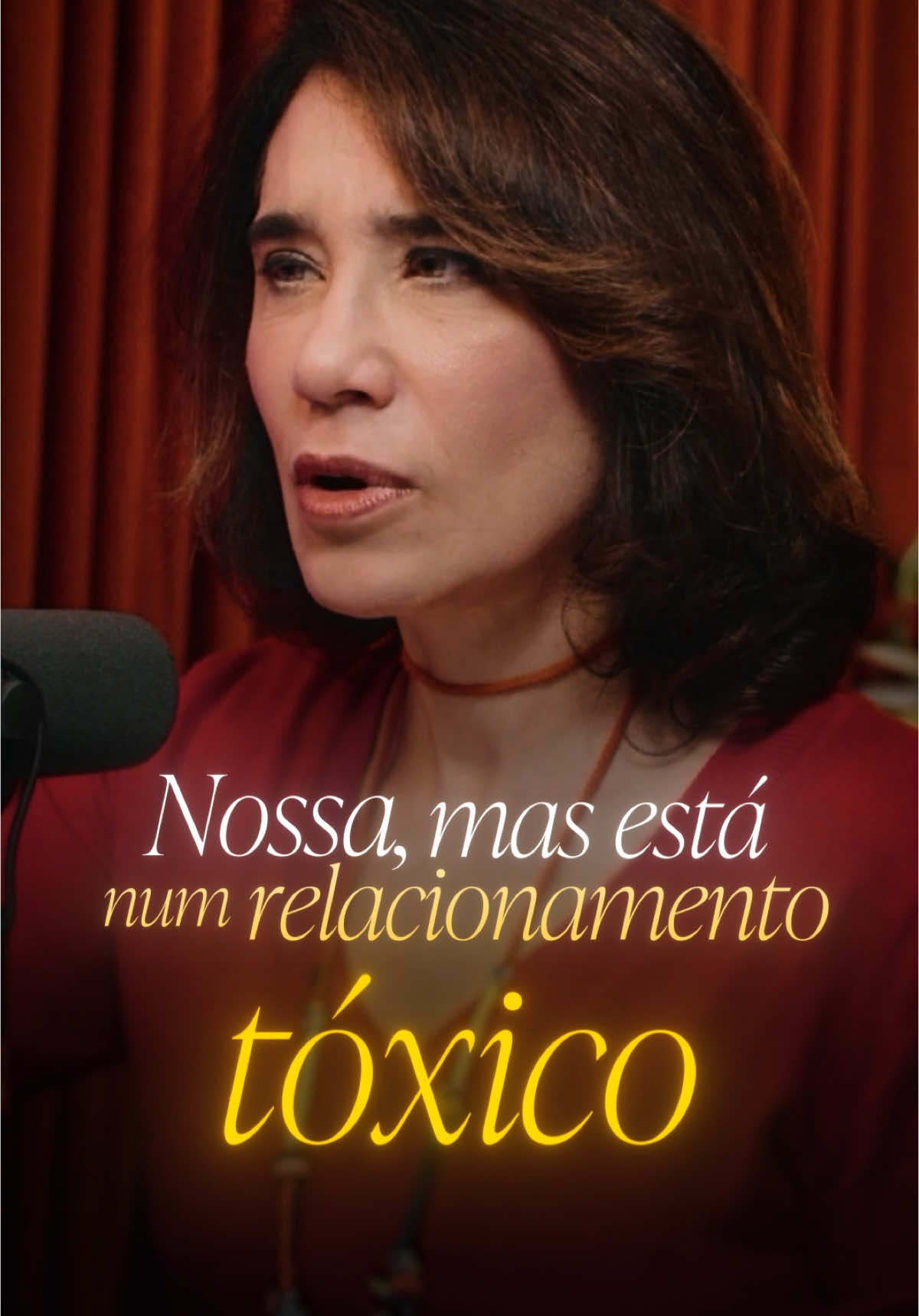 Tem gente que permanece num relacionamento que machuca, não porque não percebe o sofrimento, mas porque se acostumou com ele.  O cérebro se adapta, e o que é doloroso acaba parecendo mais fácil só por ser familiar. Aprender a sobreviver numa relação não é o mesmo que ser feliz nela.  Não é preciso continuar onde dói só porque já se sabe como lidar com a dor. Todo mundo merece um amor que cuide, que acolha, que não machuque. Cuidar de si não é egoísmo, é a forma mais bonita de dizer: eu me respeito. O que você diria para alguém que ainda não conseguiu sair de uma relação assim? Me conta aqui nos comentários. Sua palavra pode ser o abraço que essa pessoa precisa. 💛