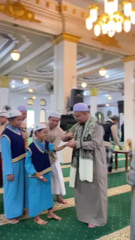 MasyaAllah Tabarakallah. Abah Guru sekeluarga selalu di sehatkan badan, di panjangkan umur di dalam taat ibadat, di permudah segala urusan dan di beri keselamatan,keamanan juga  selalu dalam lindungan Allah dan nazdhrahnya Rasulullah Aamiin. #guru #abahguru #abahgurusyairazi #santri #santridalpa #santriwati #santriwatidalpa #pondok #ponpes #dalpa #ponpesdalpa #ponpesdalampagarkandangankalsel #fy #fyp #foryou #foryoupage #fyppppppppppppppppppppppp #fypシ #fypシ゚viral #viral #trending #bismillahfyp #masukberanda #tiktokviral 