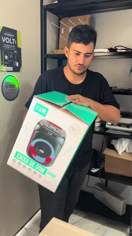 Essa caixa de som é simplesmente INSANA! 🔊🔥 600W de potência, Bluetooth, microfone, e até 6h de bateria! Solta o som e sente a vibe! 🎶 #CaixaDeSom #SomPotente #BluetoothSpeaker #VemProSom #600W #WssStoreRR #BoaVistaRR #ChurrascoTop #RolêGarantido #AcessoriosPremium #ReelsBrasil #Fyp #SomAlto