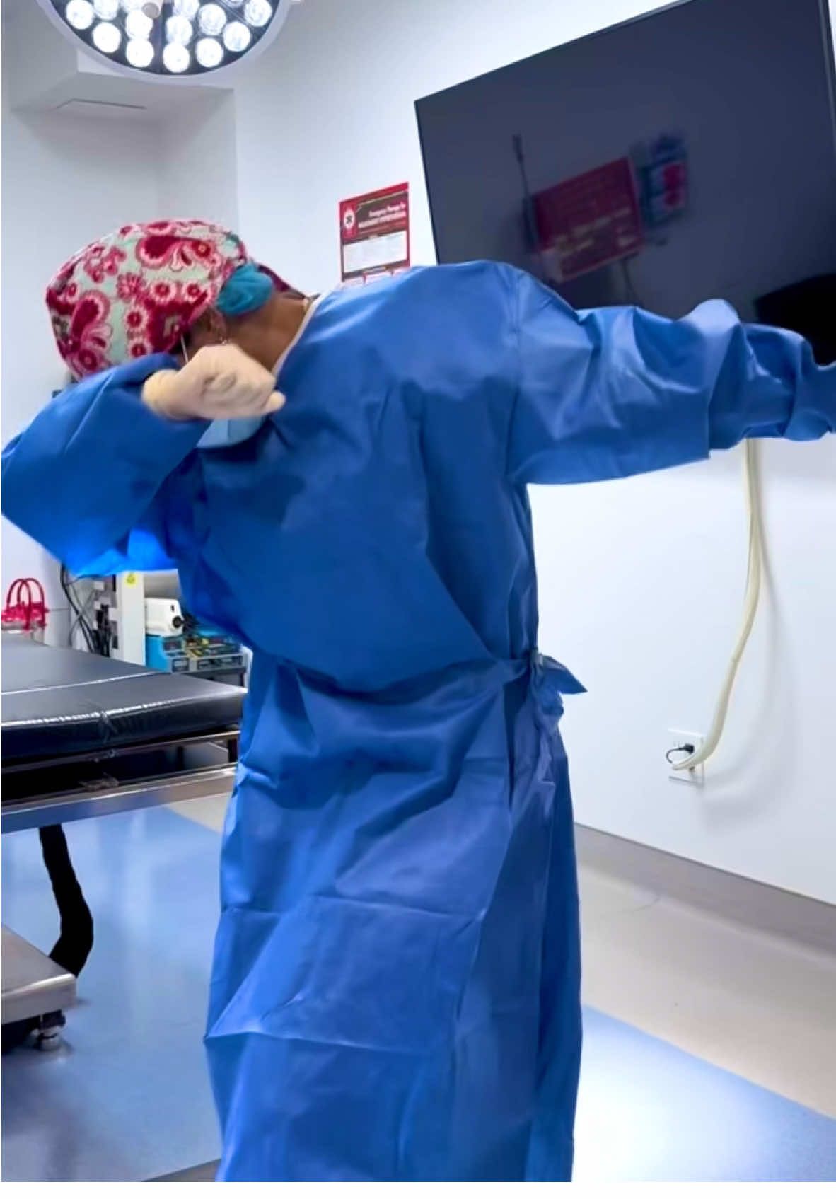 These are the only gowns we wear now #surgeon #surgical #medical #doctor #drsarmelasunder #surgeon #nurse #doctorsoftiktok #surgeonsoftiktok #tiktokdoc #tiktokdoctor #scrubs #wearfigs @Dr. Vanessa Christopher @Sunder Facial Plastics @wearfigs 