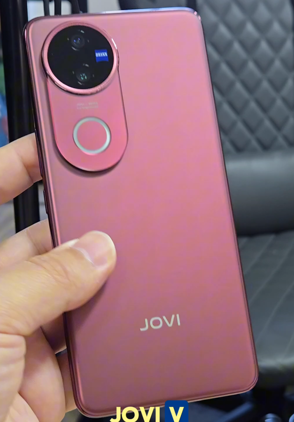 Esse aqui é o JOVI V50, 1º smartphone da JOVI aqui no Brasil. Ele conta com 12GB de RAM, 512GB de armazenamento, bateria de 6000 mAh com carregador de 90W,3 câmeras de 50MP em parceria com a Zeiss, tela Amoled de 6,77 polegadas e Snapdragon 7 Gen 3. Ele vem com Android 15 e receberá 3 atualizações futuras. Tbm traz proteção IP69 contra água e poeira.  Mais destaques do JOVI V50: Ele virá com 2 anos de garantia e 1 amo de garantia contra quebras da tela. Serão 3 anos de troca de capinha e película, 4 anos de garantia pra bateria e 5 anos de revisões. Tudo gratuito!  E já tem vídeo dele no canal!  . . . #jovi  #joviv50  #vivo 