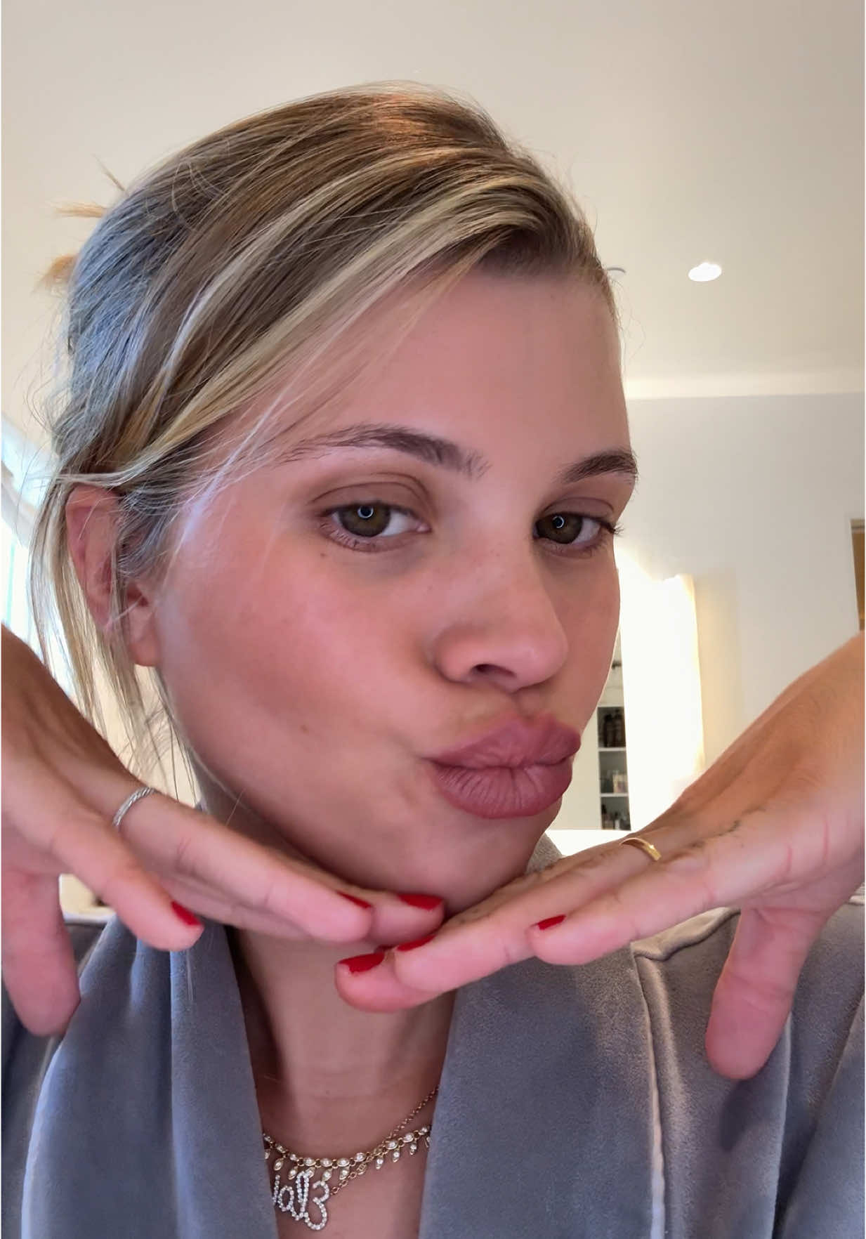 Back with a quick lip and some chipped nails! Missed you guys 💕