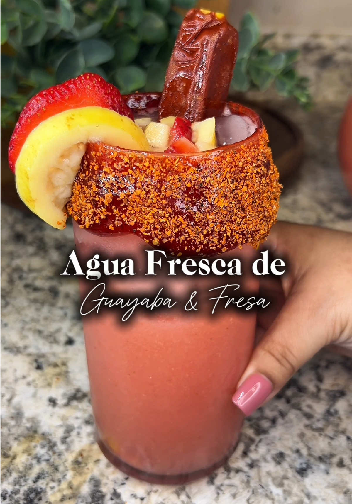 Agua Fresca de guayaba y fresa 🍓#easydrinkrecipe #refreshing #refreshingdrink #aguafresca #aguadeguayaba #aguadefresa #refreshingdrinks #creatorsearchinsights 