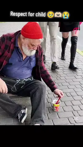 Respect for child♥️🥹🫶🏻😭#creatorsearchinsights #fyp #viralvideos #foryoupage #tiktokindia #poorlife #sadstory #child #fatherdaughter #mother #hungry #hungry #respect #children #video #trendingvideo 