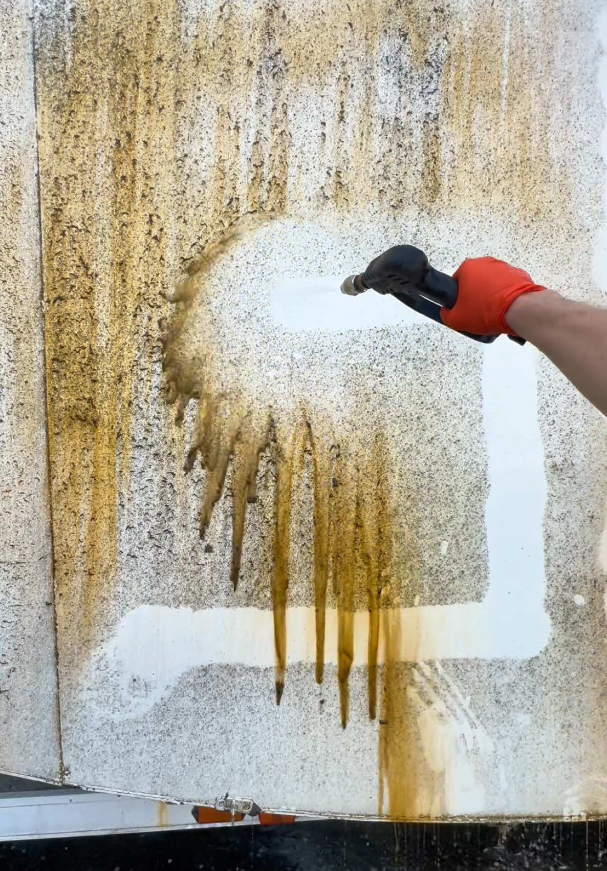 How is this so satisfying to watch 😮‍💨 #satisfying #pressurewashing #CleanTok #oddlysatisfying #asmr #deepclean #viral #fyp 