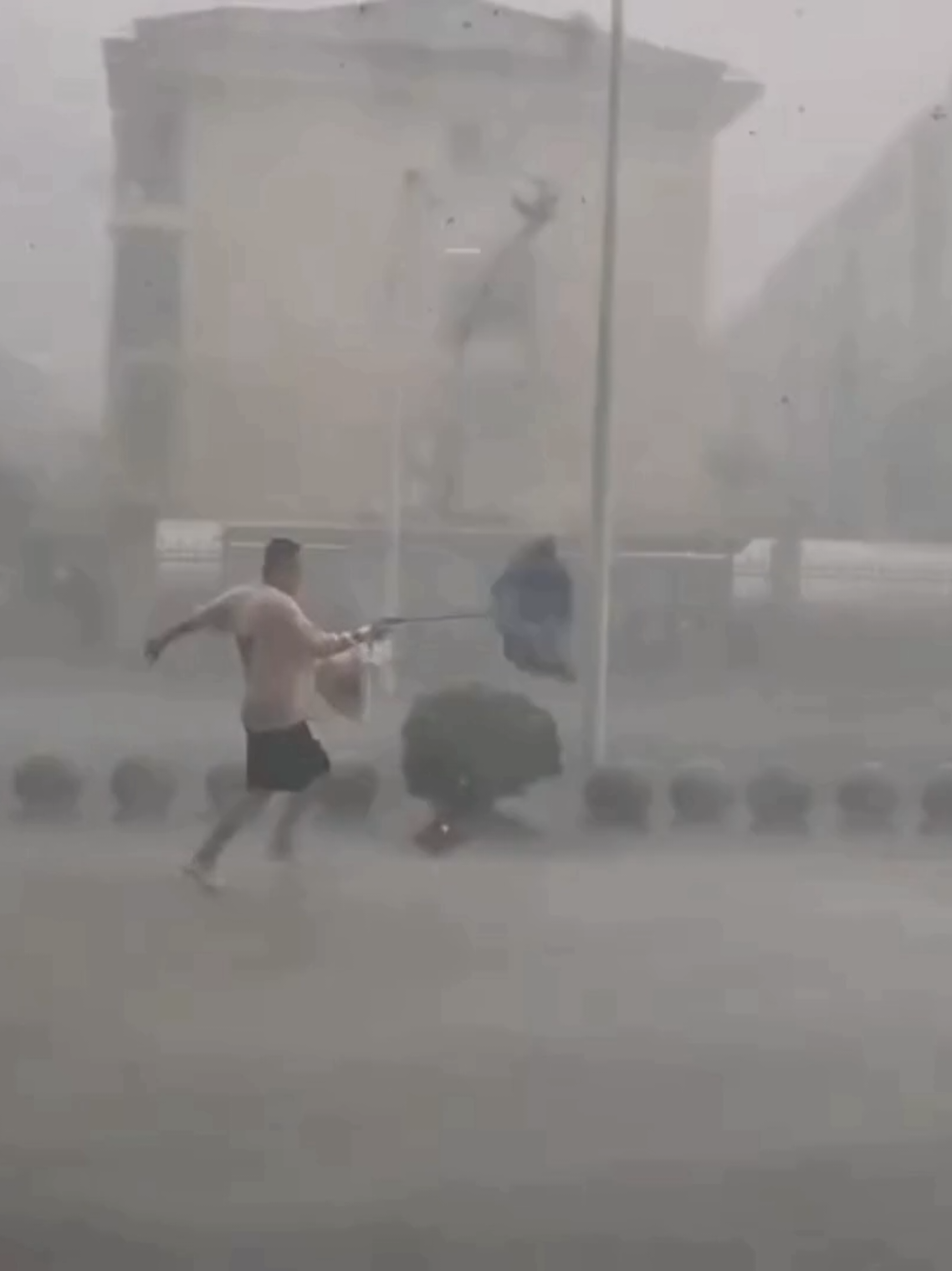 - ¿Y que tal las lluvias en tu pueblo? - Pues... #humortiktok #videoviral #funny #parati #foryou #funnyvideos #humor #videosrandom #lol #fyp #parativiral #Viral #tiktok #humor 