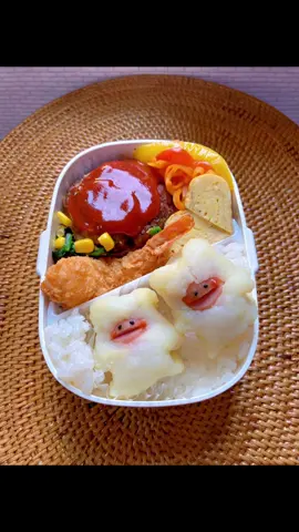 今日は中学生の長女が体育祭の予定だったけど雨で延期☂️お弁当持って平常授業😀「お弁当にウインナーちゃん入れてね」と言われたのでポテトソーセー人入れました😆 ◎ハンバーグ ◎エビフライ ◎たまごやき ◎にんじんパプリカソテー ◎ほうれん草コーンバターしょうゆ ◎ポテトソーセー人 #中学生弁当#お弁当#弁当#ハンバーグ弁当