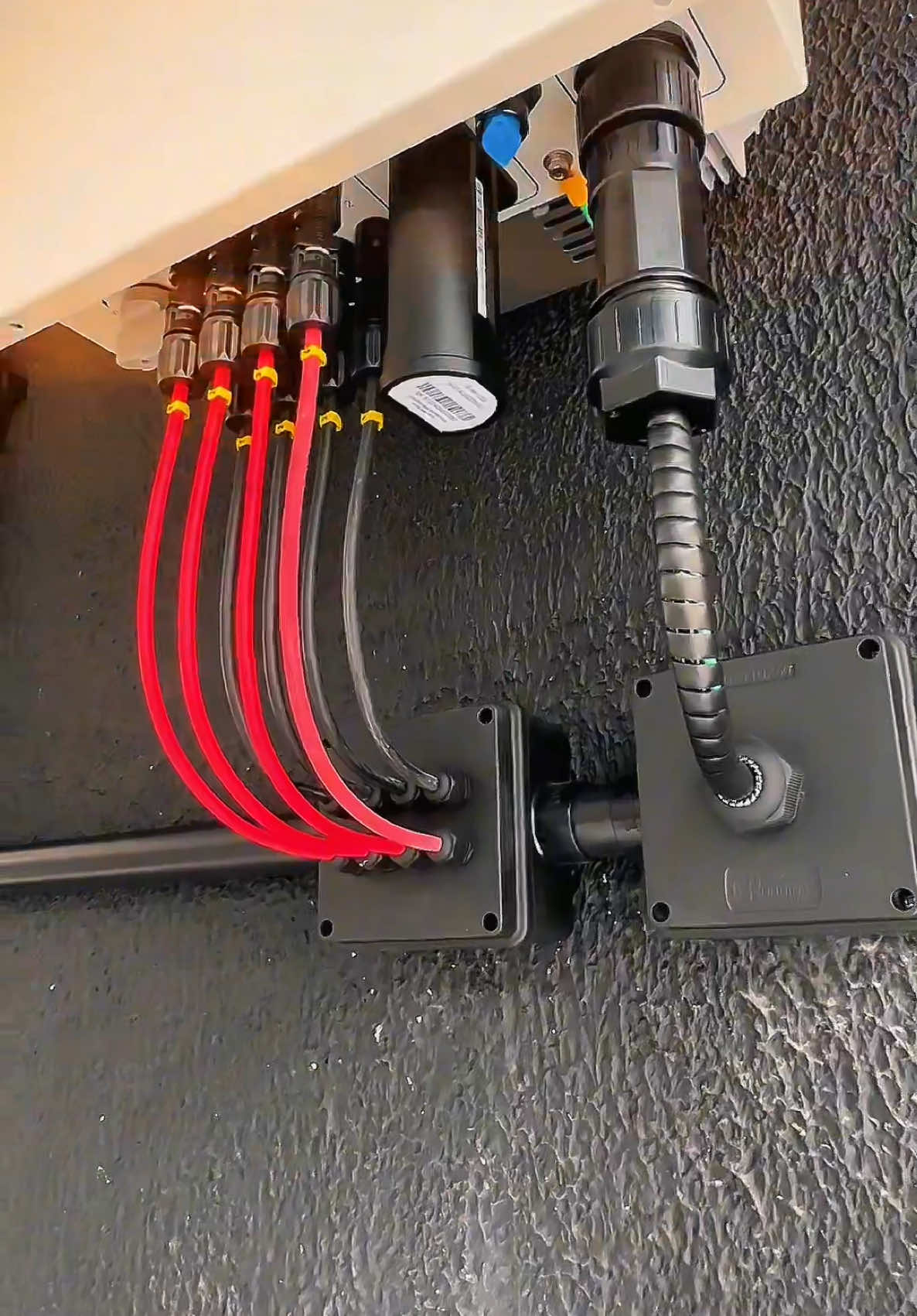 Instalação inversor ChintPower 20KW infra-estrutura diferenciada na cor preta , e aí curtiram essa ideia? Deixe seu comentário 👇🏻🚀 #energiasolar #instalacaoinversor #inversor #instalacao #eletrica 