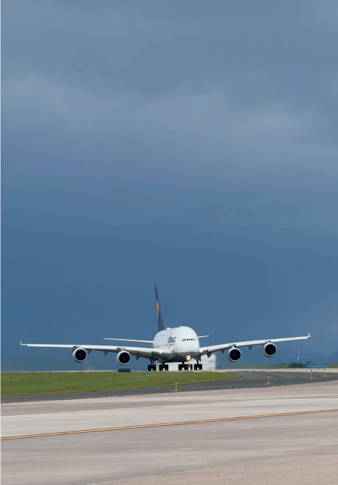 The A380 leaving some ominous skies behind and surrounding me in a tornado of grass as it blasts off Runway 8 for Munich. Full speed, no music version at the end. #airport #airportops #aviationlovers #aviation #denverinternationalairport #avgeek #aviationgeek #plane #airplane #planespotting #colorado #takeoff #airbus #a380 #flying #travel #fyp #foryoupage 