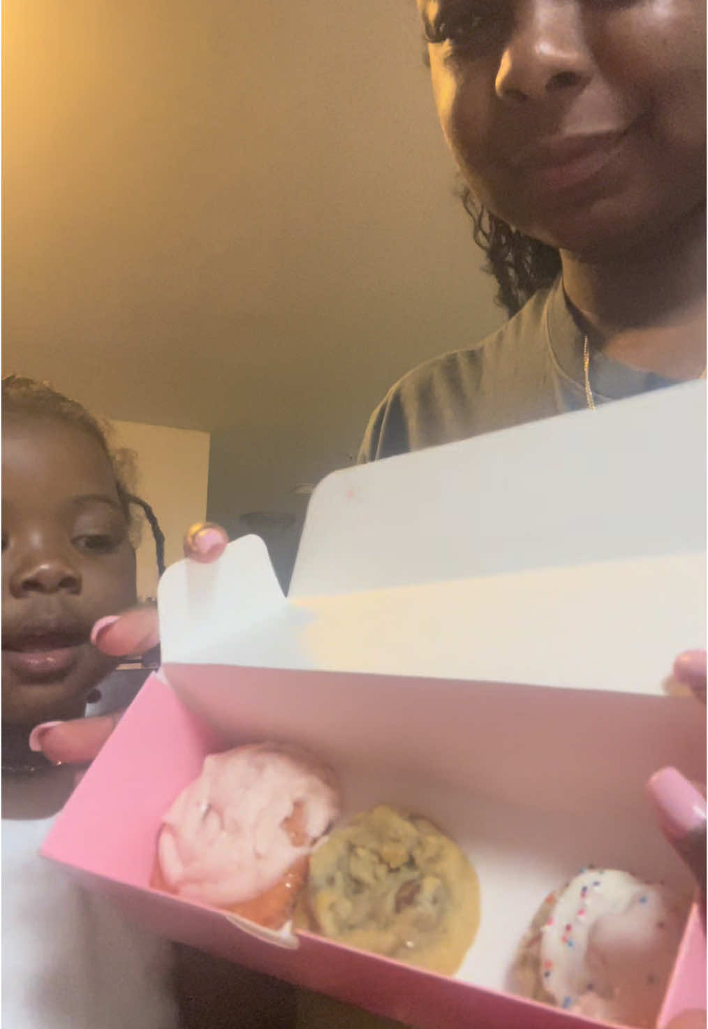 crumbl cookie review from us 🥰 #fypシ #crumblecookie #crumbl #foodtiktok #foodreview #foryoupage 