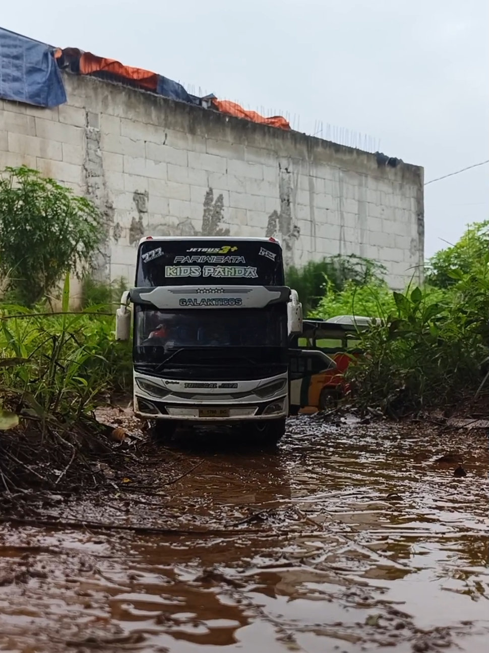 rc bus, konvoi, di jalan licin#truk #busharyanto #viralid #fyppppppppppppppppppppppp #npm #als #miniaturbus #rcbus 