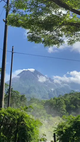 Meraapi pas lagi cerah”nya emaang secanduu ituuu!!!!!!!  #fyp #kopimerapi #yogyakarta #fypシ゚ #alam #jogjaistimewa  