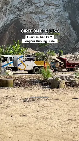 proses evakuasi gunung kuda hari ke dua 31 mei 2025 longsor kembali di desa Bobos kec dukupuntang kab cirebon,dan banyak memakan korban jiwa..husnul khotimah buat para korban dan keluarga  yang ditinggalkan semoga diberi ketabahan     #fyp  #gunungkuda #longsor #cirebon #jawabarat #fypシ゚ #cirebonpride🏴‍☠️ #gunung #galianc #viralvideo #infocirebon #berandatiktok #kdm 
