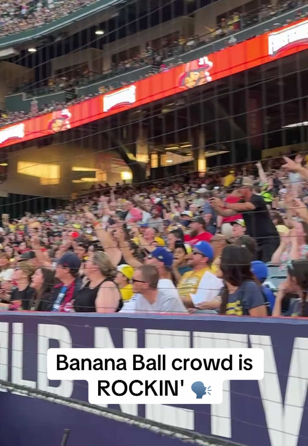 @thesavbananas have Angel Stadium ROCKIN' 🔥 #bonjovi #crowd #singing #fans #baseball 