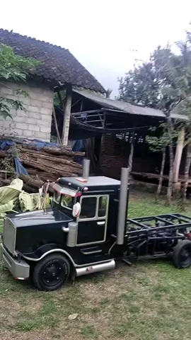 banyak yg pnasaran... mainan ini pk remot. SMG dgn vt ini JD jls KL itu d sopir