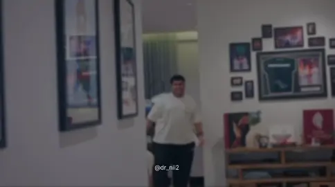 يا صاحبي… ما بالُ عهدكَ يُنسى؟ يا صاحِ، قد كنّا كظلِّ غمامةٍ نمشي وتجمعنا الليالي إخوةً فلمَ انسحبتَ ولم تُودِّعْ خطوةً؟ وكأنّ ما قد كانَ لم يكُ كلَّهُ سَكنتَ وحدكَ، بعد أُنسٍ دائمٍ وتركتَ خيطَ الوصلِ دونَ مُراسلِهْ أما تذكّرتَ الحديثَ وسُمرَنا؟ أم قد جفوتَ القلبَ بعدَ سُئالهِ؟  #فالكونز #فالكون #فالكونز🦅💚  @3ADEL | عادل @Bo3omarEats 