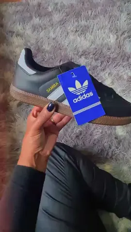 Elegância de quem pisa leve, atitude de quem não segue ninguém. O Samba voltou — e quem entende de estilo, já sabe. Garantia de presença nos seus rolês. 👟 Disponível na BRABBUS. #adidassamba #UseBrabbus #adidasoutlet #sneakers #adidassneakers