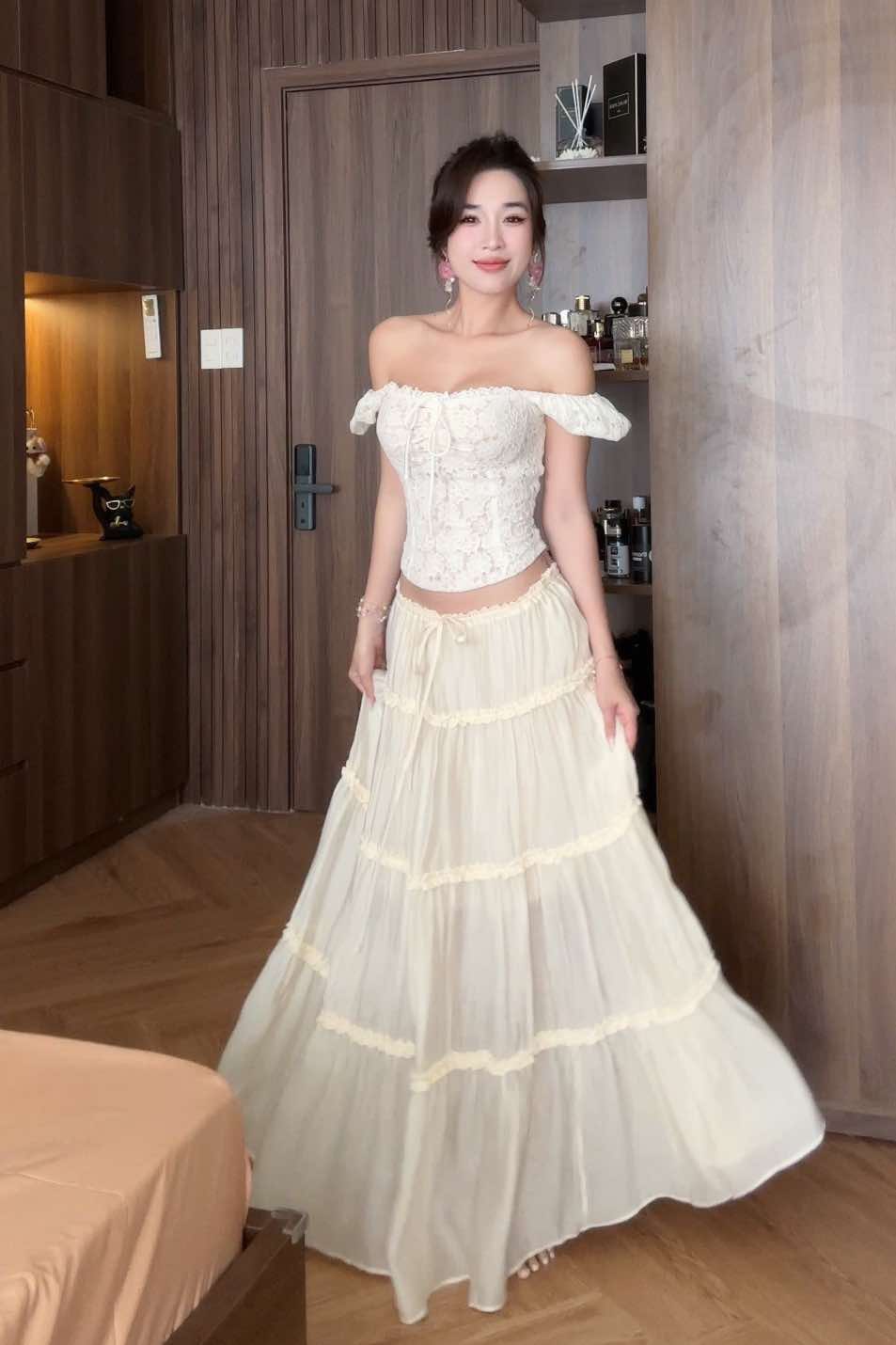 Chời ơii!! Chấn động! Chấn động! @La Boutique official vừa ra mắt đồ đi biển quá chời luôn mấy mom ui🥰 nhìn nó điện ảnh hen mấy bà 😚  #hongle #setdodibien #chanvayxoedai #setbien #laboutique #outfitideas #TikTokFashion #mixandmatch 