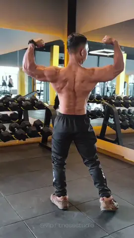 Perkenalkan salah satu PT kita namanya PT Uus!!💪🥳🎉 PT Uus adalah seorang atlet binaraga yang mempunyai prestasi PORDA Jawa Barat 2022 Medali Perunggu🤩 PT Uus bisa melatih siapa aja, mulai dari anak kecil sampe orang tua juga bisa lohh😎 Masih pemula? Tenang aja, walaupun rasanya seperti di siksa tapi dijamin pasti nagih dan akan ada perubahan koq, yang penting konsisten aja ya gaesss😌 #vipfitnessstudio #gym #workout #Fitness #ciawi #ciawigebang #kuningan #kuninganjawabarat #ciawikuningan #gymkuningan #gymciawi #personaltrainer #gymtrainer #exercise #foryou #foryoupage #fyp #fypシ゚ 