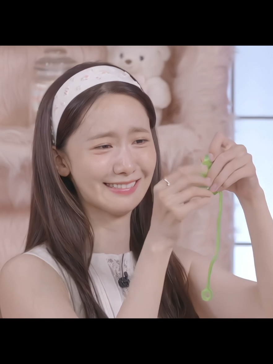 The way she slapped that thing..She's so funny and random 😭🤣 #YoonA #LimYoonA #임윤아 #윤아 #YoonAsMiniRoom #PrettyCrazyYoonADay 