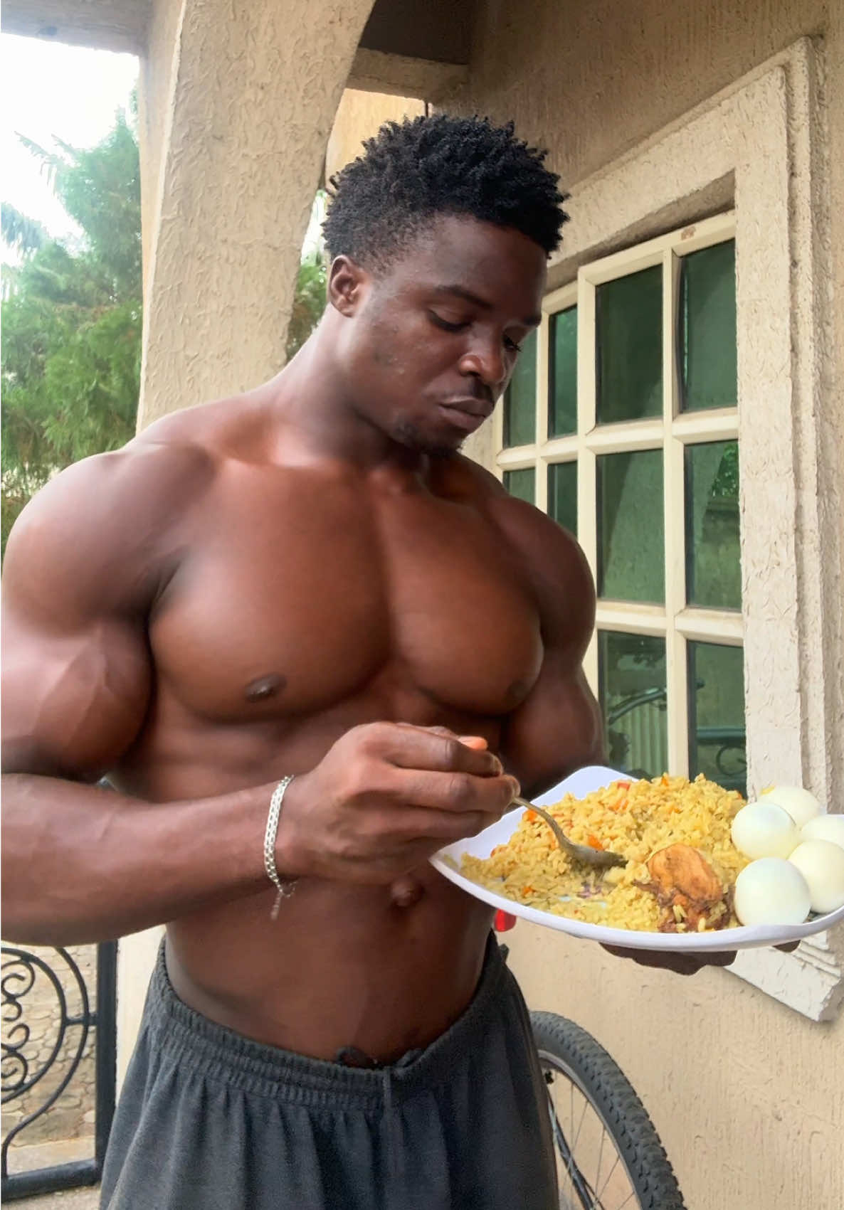 5 Eggs, Fried Rice & Chicken. All Straight to muscles🦍🦾.  #viralvideos #exolore #inspire #motivation #GymLife 