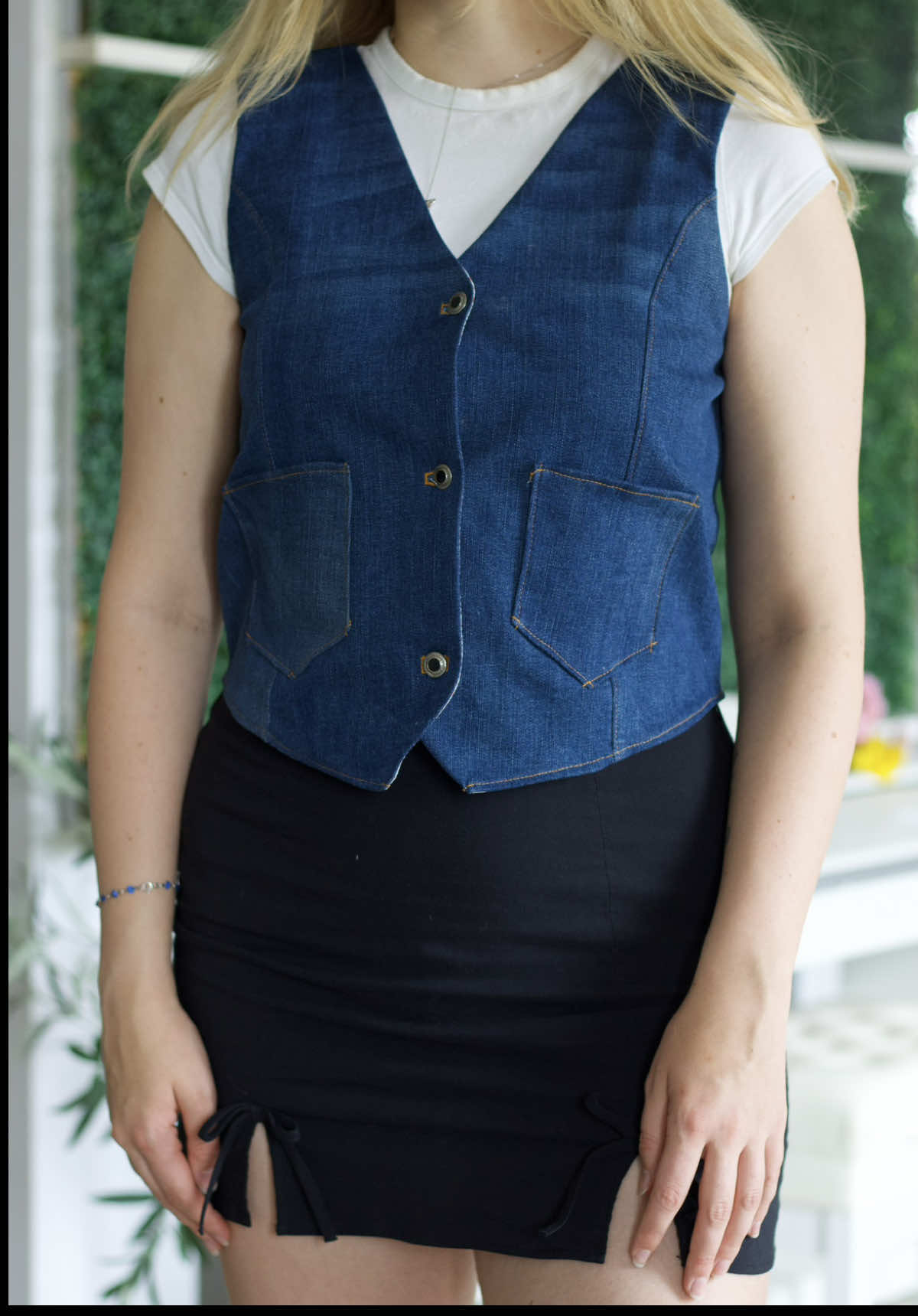 I turned my boyfriend’s ripped jeans and some scrap fabric into this denim vest! I really love how the lining contrasts with the denim and the outfit (as with many) has been on my Pinterest board for ages which I can now recreate! ✨ #UpcycleDIY #SewingProject #ThriftFlip #upcycling #sewing #upcycle #fashion #cute #diyfashion #handmade #memade #handmadeclothes #madefromscratch #somethingoldsomethingnew #OOTD ##whatimade #DIY #beforeandafter #sewingreels #secondhand #refashion 