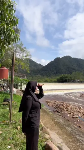 bayar 5k buat ke sungai & hutan pinus??📍Kapalo Banda, Taram, Sumatra Barat. 25 menit dari pasar payakumbuh, 4 jam dari pekanbaru ini salah satu tempat yang bikin ngerasa pengen balik lagi, selain bisa main air juga ada hutan pinusnya, lokasi shooting buya hamka. airnya jernih banget, jajan disini juga masih affordable, harga tiket masuk cuma 5.000 tapi udah bisa masuk ke sini? worth it banget sih. yuk yang mau ikutan kita (ciwi-ciwi) jalan jalan komen aja yaa #healing #kelanasrikandi #sumbar #pekanbaru #wisata #placetogo #kapalobandataram #sumbartiktok #wisatasumbar #healingpekanbaru #fyp #viral #payakumbuh #taram #anakpekanbaru #genz #hutanpinus #sungai #hiddengems #wisatasumbar #wisatariau 
