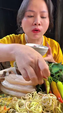 Con mực nó nhỏ lắm em mới ăn được cả con đấy, và mực chưa qua vận chuyển xa nên còn đỏ. Chứ mực vận chuyển đi xa là đen hơn vì túi mực vỡ ra. Túi mực tuy đen nhưng giúp mắm thơm, ngọt hơn. #thuoccoba #ancungtiktok #mukbang 