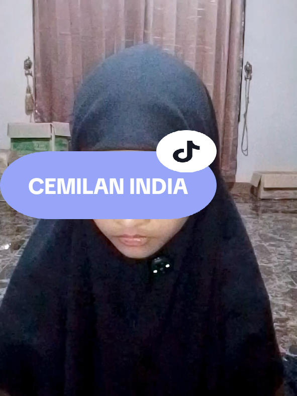 walau belum bisa ke beli cemilan yang satunya, paling enggak. aku dah berhasil belu cemilan ini 🥹 pake uangku sendiri 😭
