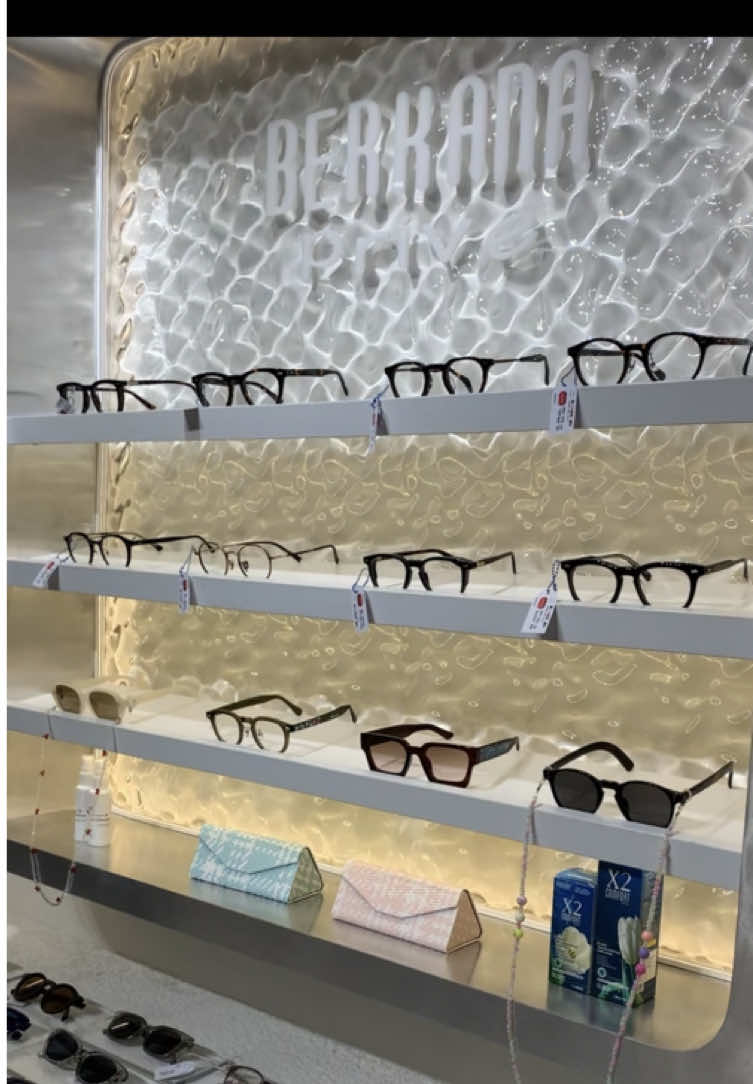 Toko kacamata favorit warga Jogja? Jawabannya: @kacamataberkana  Frame stylish, bisa cek mata GRATIS, dan koleksinya lengkap! Aku pilih kacamata yang fit banget buat daily style 💼✨ 📍Kacamaga Berkana Store Seturan 🕙 Buka setiap hari jam 10.00–21.00 WIB Follow @kacamataberkana untuk info lengkap semua cabangnya & promo terbaru! #KacamataBerkana #TokoKacamataJogja #RekomendasiJogja #EyewearJogja #KacamataUnisex #LifestyleJogja #JogjaStyle 