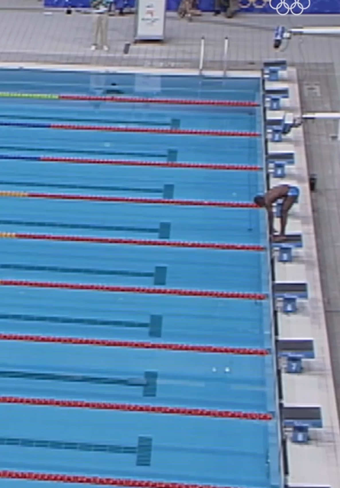 Une des images les plus fortes des Jeux 🥹 Éric Moussambani, seul dans la piscine après le faux départ de 2 concurrents, vient à bout de ce 100m nage libre dans une ambiance exceptionnelle 👏 🎥 Sydney 2000 #MoreThanSport #JeuxOlympiques #sportsTikTok 
