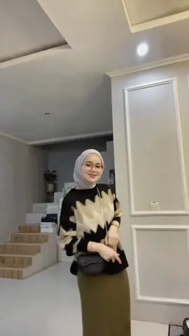 Pliss ini sweater rajut nya cakeep bgtt motif nya juga gak norak kan🥹🫶🏻 #sweaterrajut #sweateroversize #outfitinspo #outfitideas #fitcheck #foryou #fyp 