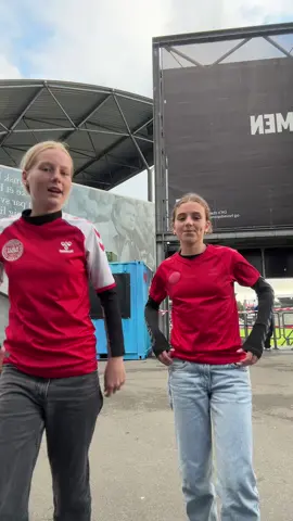 Vi giver den danske bank i Schweiz🇩🇰 (37.video) #blæst #landsholdet #odensestadion #kvinder #fodbold #fyp♥️ @Filippa♥️ @Augusta♥️ @Blæst 