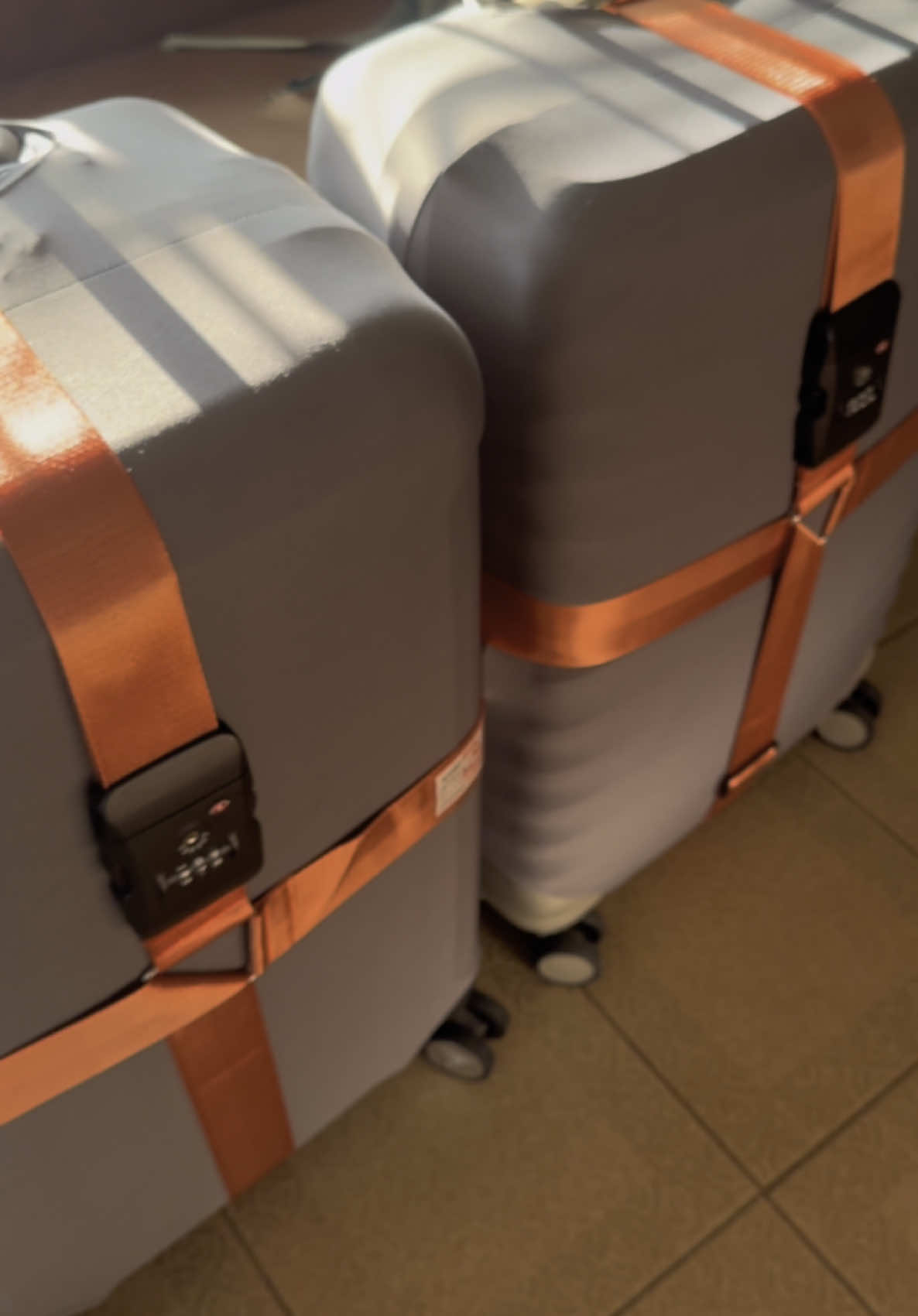 Travel season nanaman! Iready na ang mga maleta mga mhie 🥰 Safe na safe sa TSA-approved strap yan mga mhie! #tsa #luggage #luggagehack #luggagepacking #travel #traveltok #traveltiktok #fyp 