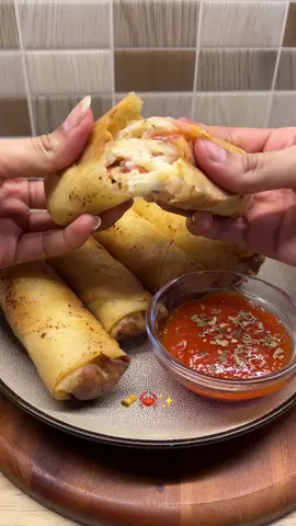 Lumpia crab rangoon 🦀✨ 200 gr crabstick 50gr keju oles 250 gr mayo  1-2 sdm susu kental manis  Bwang putih bubuk, garam, lada, penyedap & bubuk parsley Kulit lumpia  Perekat (campuran terigu & air)