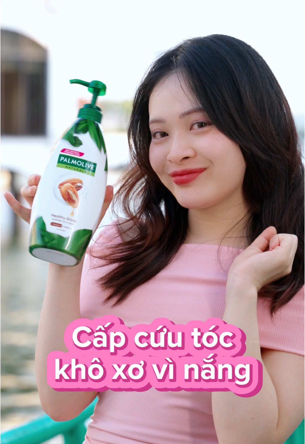 Nắng, gió, khói bụi – combo khiến tóc mình “khô như rơm” không còn là nỗi lo với dầu gội Palmolive Óng Ả Khoẻ Đẹp 🥰 #Palmolive #DauGoi #HanhNhan #GiaiPhapChoTocKhoXo #Haircare #Palmolivenature #Goclamdep #chamsoctoc #DauGoiXa 