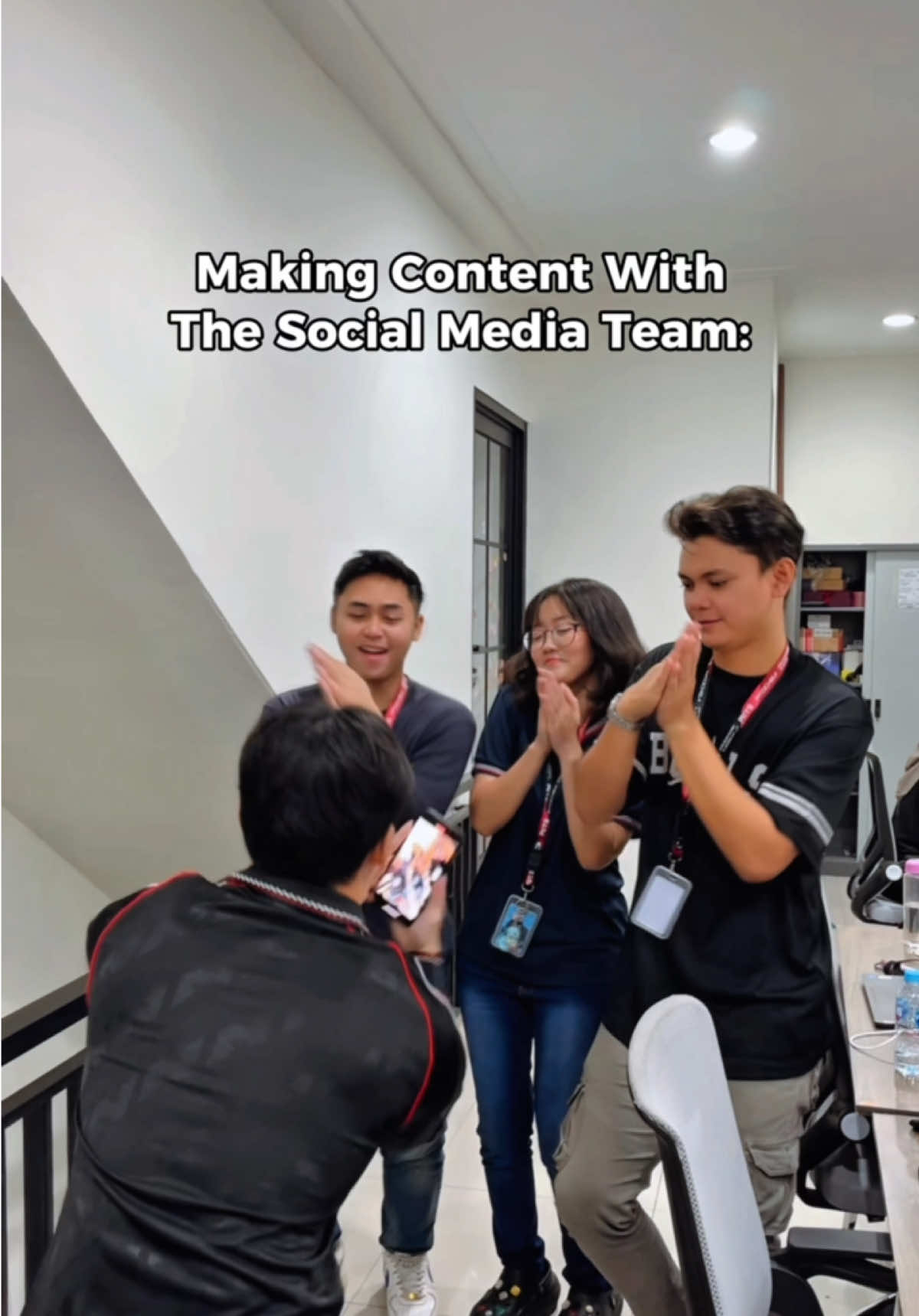 Kirain lagi ngapain, eh taunya lagi asik ngonten sama Tim Sosmed 😂😂🗿🗿 #Mito #Mitochiba #Kantor #EGC #Corporate #Karyawan #lucu_ngakak #Konten #TimSosmed #corporatelife #corporatetiktok 