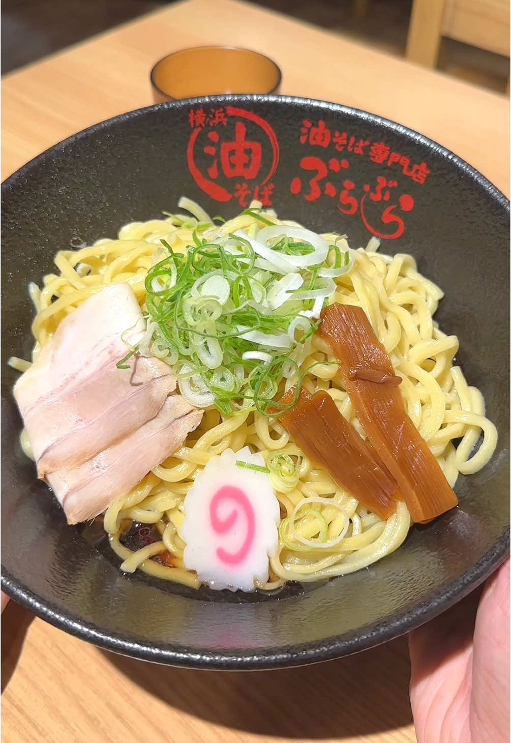 ガッツリ食べれる油そばが最高！ 店名：油そば専門店 ぶらぶら 新宿店 最寄り駅：新宿駅（東京都） 特盛300 gまで追加料金ゼロのガッツリ民にはうれしい油そば専門店！ 看板の「全部盛油そば」は卓上トッピングで無限に味変でき締めには無料の熱々鶏スープ！※米は別料金 6月から期間限定の「麻辣油そば」は花椒の痺れと挽き肉が効いたやみつき系！ 油そばは880円で並盛、大盛、特盛まで無料！ 麻辣油そばは1000円で並盛、大盛、特盛まで無料！ 他にも藤沢や横浜にも店舗があります！ 住所：東京都新宿区西新宿1-13-2 松原ビル B1F 最寄り駅：新宿駅から徒歩3分 営業時間：11時から24時 定休日：無休 #東京グルメ #tokyo #japanesefood FREE 300 g Oil-Soba in Shinjuku! Shop: Abura Soba Senmonten Burabura Shinjuku Nearest station: Shinjuku (Tokyo) Up to 300 g (extra-large) at no extra cost and bottomless black oolong tea. The signature “Deluxe All-in Oil Soba” is a flavour playground thanks to limitless tabletop toppings, and a free hot chicken soup to finish (rice extra). From June, the limited “Mala Oil Soba” packs numbing Sichuan pepper and spicy minced pork. Oil soba ¥880 – regular / large / XL all same price. Mala oil soba ¥1,000 – any size free. Branches also in Fujisawa & Yokohama. Address: B1 Matsubara Bldg., 1-13-2 Nishi-Shinjuku, Shinjuku-ku, Tokyo Walk: 3 min from Shinjuku Stn Hours: 11:00–24:00 Closed: None #TokyoEats #tokyo #japanesefood #TokyoEats 