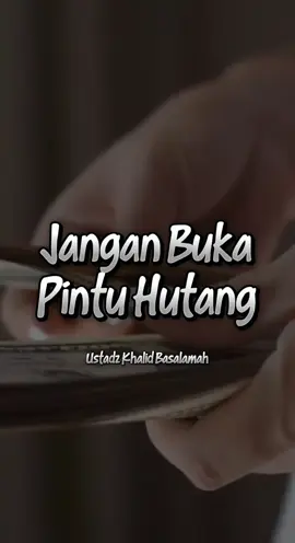 Jangan mudah membuka pintu hutang. Karena pintu itu bukan hanya sempit, tapi bisa menyeretmu ke kehinaan. Utang itu hanya dibolehkan saat benar-benar darurat, bukan karena gengsi atau gaya hidup. Bijaklah sebelum meminjam, karena setiap utang akan ditagih, baik di dunia maupun akhirat. Semoga Allah jauhkan kita dari beban dunia dan akhirat. Sudut pandangmu tentang utang mungkin berubah setelah melihat video ini. Tag temanmu yang sedang berpikir untuk berutang agar mendapatkan faedahnya juga. Dan jangan lupa follow @dakwahmnt untuk konten dakwah bermanfaat setiap hari. #hutangituberat #dakwahharian #nasihatulama 