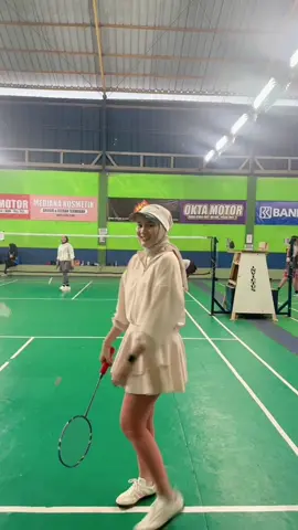 masih pemula kaka🏸🏸😚✌🏻#badminton #bulutangkis #girlstherapy #tren #foryou 