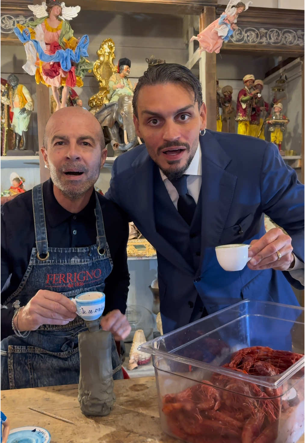 Se metti insieme il caffe, l’arte presepiale napoletana di @Bottegaferrigno1836 e la cucina partenopea, il risultato è un omaggio alla città più bella del mondo💙 #scicchitano x #ferrigno  #napoli #presepenapoletano #ristorantedipesce 